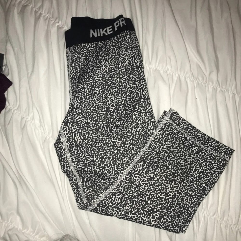 Nike leopard print crop leggings